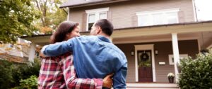 Tips Membeli Rumah Bekas untuk Pasangan Muda Keluarga Kecil Bahagia