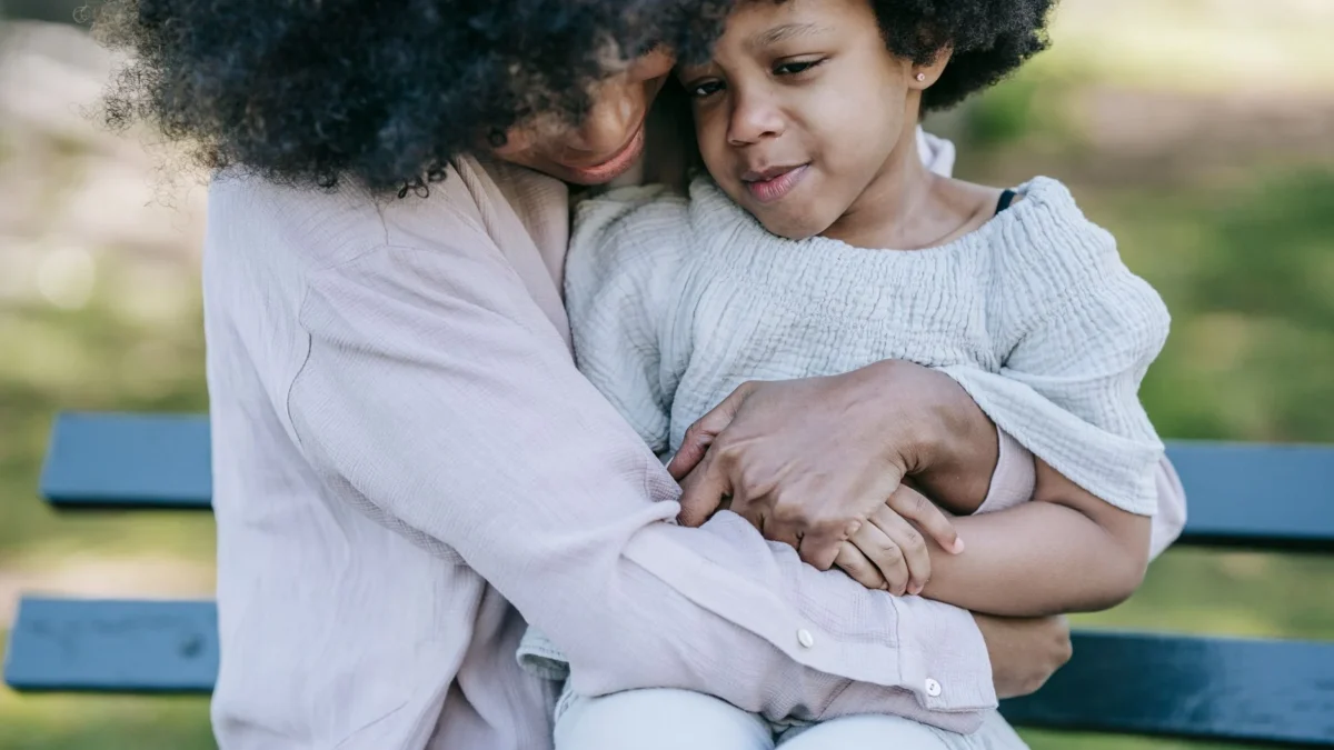 7 Cara Mengatasi Anak Minder dan Pemalu Agar Tumbuh Percaya Diri