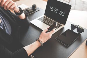 Pengguna memanfaatkan keunggulan laptop layar sentuh modern untuk bekerja dan menggambar secara efisien
