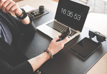 Pengguna memanfaatkan keunggulan laptop layar sentuh modern untuk bekerja dan menggambar secara efisien