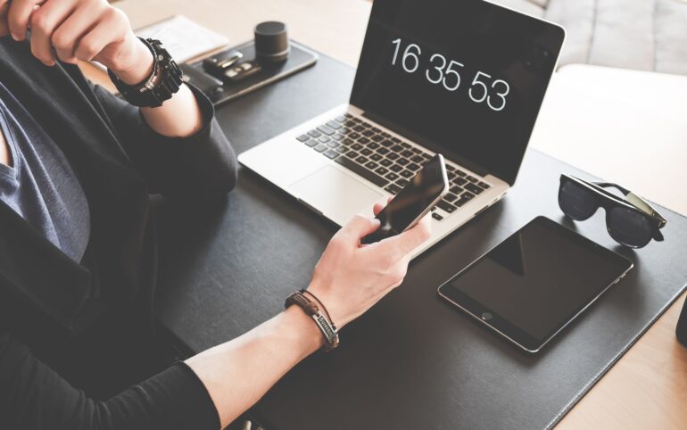 Pengguna memanfaatkan keunggulan laptop layar sentuh modern untuk bekerja dan menggambar secara efisien