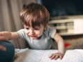 Cara Merespons Anak Menangis Histeris dengan Langkah Tepat dan Sabar